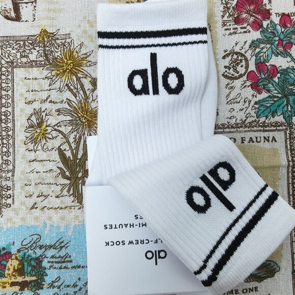 👑POSH NWT ALO Yoga Socks 2 Pairs - Picture 3 of 4